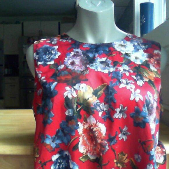 Age of Influence Large multicolour - Satin feel sleeveless dominant color red - Picture 1 of 3